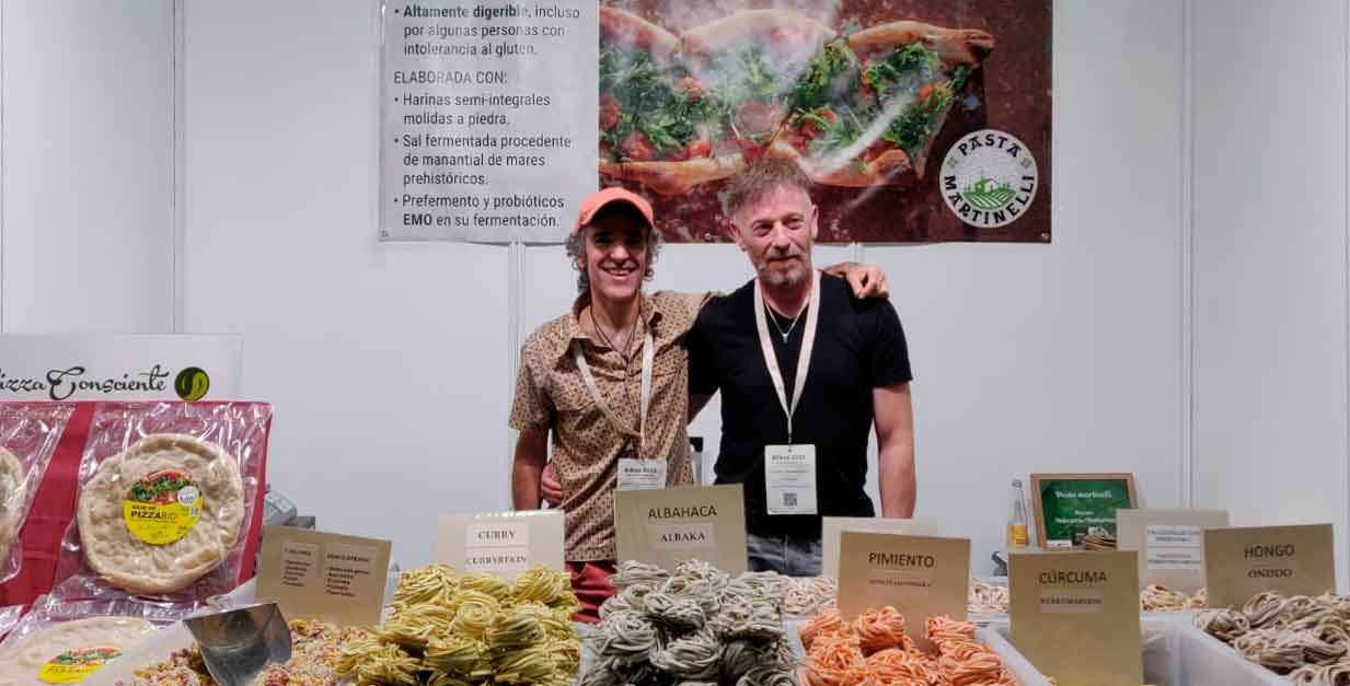 Jose de Martinelli con Iván Zuasti, creador de Pizza Consciente, en una feria da alimentación BIO